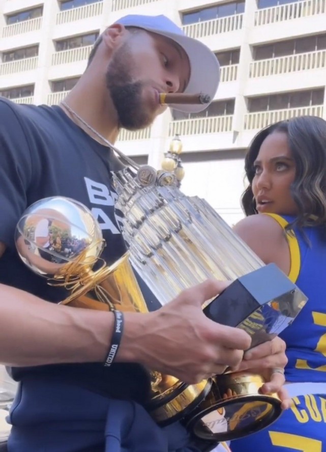 游泳世锦赛：潘展乐100自破世界纪录夺冠