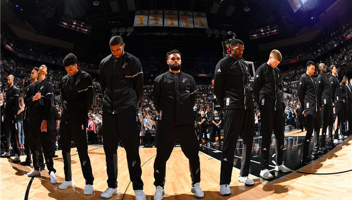 游泳世锦赛：潘展乐100自破世界纪录夺冠